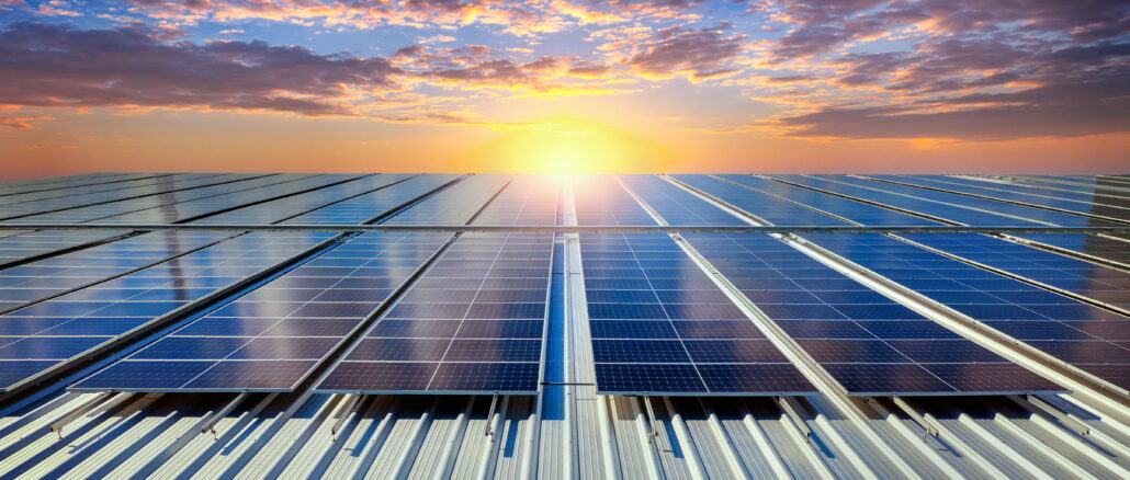 Painéis solares no telhado. Divulgação