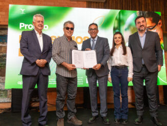 Secretário Rodrigo Rollermberg (MDIC), presidente Jorge Viana (ApexBrasil), diretor-presidente Eduardo Leão (CropLife Brasil), deputada federal Marussa Boldrin (MDB-GO) e secretário Luis Rua (MAPA) (Foto Giba/CropLife Brasil)