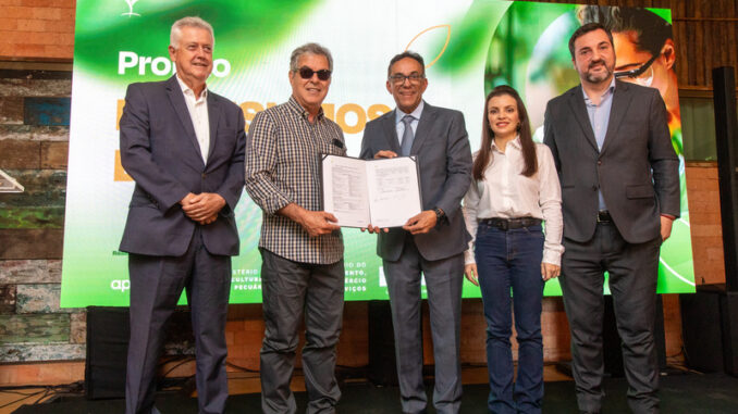 Secretário Rodrigo Rollermberg (MDIC), presidente Jorge Viana (ApexBrasil), diretor-presidente Eduardo Leão (CropLife Brasil), deputada federal Marussa Boldrin (MDB-GO) e secretário Luis Rua (MAPA) (Foto Giba/CropLife Brasil)