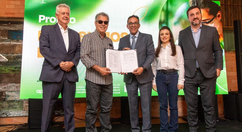 Secretário Rodrigo Rollermberg (MDIC), presidente Jorge Viana (ApexBrasil), diretor-presidente Eduardo Leão (CropLife Brasil), deputada federal Marussa Boldrin (MDB-GO) e secretário Luis Rua (MAPA) (Foto Giba/CropLife Brasil)