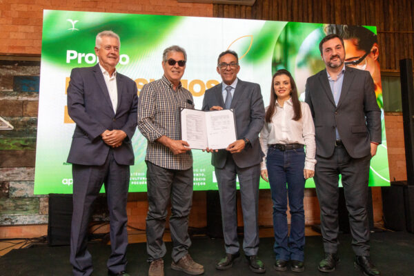 Secretário Rodrigo Rollermberg (MDIC), presidente Jorge Viana (ApexBrasil), diretor-presidente Eduardo Leão (CropLife Brasil), deputada federal Marussa Boldrin (MDB-GO) e secretário Luis Rua (MAPA) (Foto Giba/CropLife Brasil)