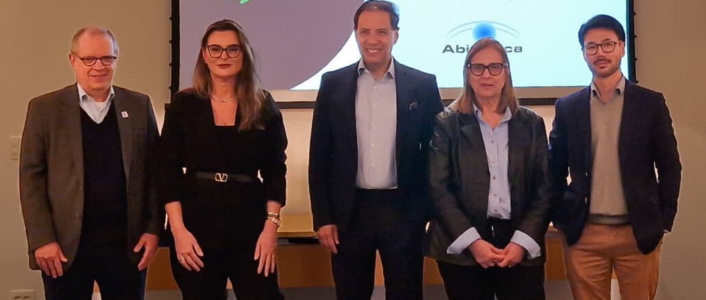 Executivos das ABRAFATI, ABIÓPTICA, ABIHPEC, ABIMAPI E ABIPLA participaram do anúncio da nova parceria (Crédito: Divulgação)