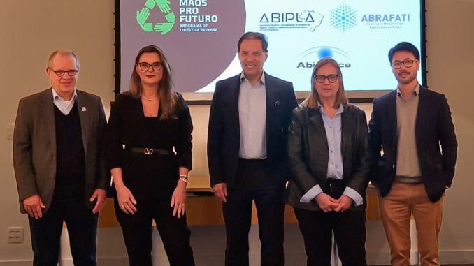 Executivos das ABRAFATI, ABIÓPTICA, ABIHPEC, ABIMAPI E ABIPLA participaram do anúncio da nova parceria (Crédito: Divulgação) Executivos das ABRAFATI, ABIÓPTICA, ABIHPEC, ABIMAPI E ABIPLA participaram do anúncio da nova parceria (Crédito: Divulgação)
