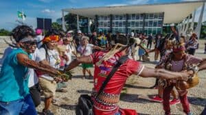 Indígenas fazem manifestação contra a Lei do Marco Temporal em frente ao STF - Foto: Rafa Neddermeyer/ Agência Brasil