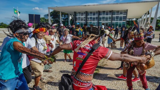 Indígenas fazem manifestação contra a Lei do Marco Temporal em frente ao STF - Foto: Rafa Neddermeyer/ Agência Brasil
