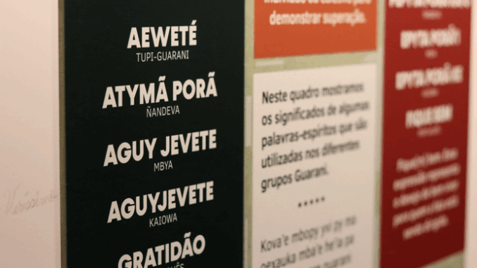 Palavras em Guarani na exposição "Hendu Porã'rã, escutar com o corpo", em cartaz no MCI. Foto: Gabie Pereira/Acervo MCI