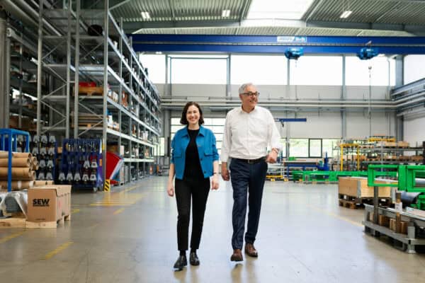 Foto: STADLER Anlagenbau GmbH - Hall de Produção na Alemanha | Julia Stadler (CEO), Willi Stadler (CEO)