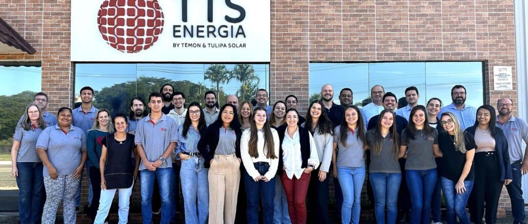 Colaboradores da TTS Energia em frente à unidade de Holambra (SP)