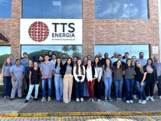 Colaboradores da TTS Energia em frente à unidade de Holambra (SP)