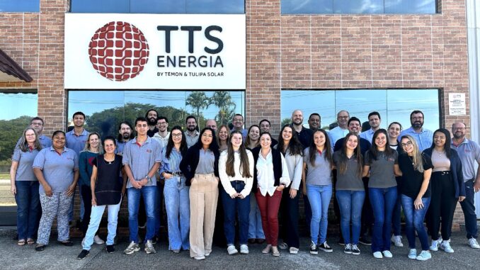 Colaboradores da TTS Energia em frente à unidade de Holambra (SP) Colaboradores da TTS Energia em frente à unidade de Holambra (SP)