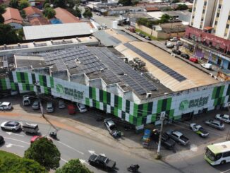 Telhado com usina solar em loja da Irmãos Soares. Divulgação