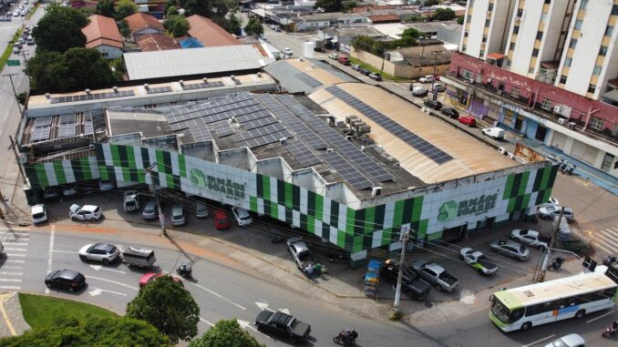 Telhado com usina solar em loja da Irmãos Soares. Divulgação