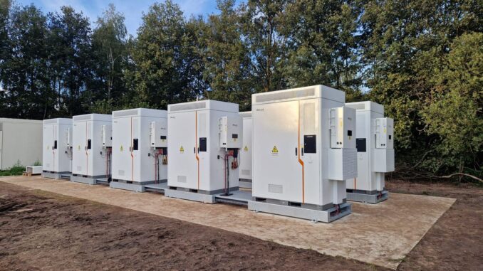 As baterias chegam no agro como importante aliada, dentre outros, para evitar as perdas e prejuízos financeiros causados pelos apagões e instabilidade energética nessas propriedades. Foto: Divulgação