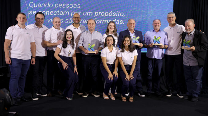 Carlos Junior e André Kopsch Sócios, diretores, presidente e colaboradores do Instituto Krona no evento de balanço do primeiro ano de atividades da entidade. Foto: Divulgação Carlos Junior e André Kopsch Sócios, diretores, presidente e colaboradores do Instituto Krona no evento de balanço do primeiro ano de atividades da entidade. Foto: Divulgação