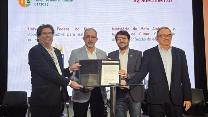 Aldemir Freire (BNB), Edmilson Miranda (UFPI), Alexandre Pires (MMA) e João Xavier da Cruz Neto, representante do Governo do Estado celebram lançamento do edital (Foto: Alinne Rocha)