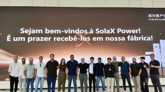 Foto: Divulgação | Os integradores e distribuidores puderam conhecer todas as etapas da produção das principais tecnologias voltadas ao armazenamento de energia.