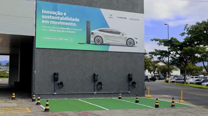 Foto: Estação de recarga para veículos elétricos no Complexo Expoville, resultado da parceria entre Vektor Energia e Automa. Foto: Estação de recarga para veículos elétricos no Complexo Expoville, resultado da parceria entre Vektor Energia e Automa.