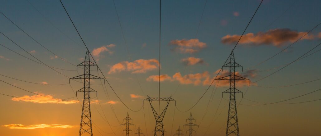Matthew Henry-Unsplash A intermitência das fontes renováveis, como solar e eólica, demanda soluções inovadoras para garantir a estabilidade do sistema elétrico. Foto: Divulgação