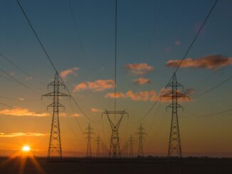 Matthew Henry-Unsplash A intermitência das fontes renováveis, como solar e eólica, demanda soluções inovadoras para garantir a estabilidade do sistema elétrico. Foto: Divulgação