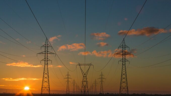 Matthew Henry-Unsplash A intermitência das fontes renováveis, como solar e eólica, demanda soluções inovadoras para garantir a estabilidade do sistema elétrico. Foto: Divulgação