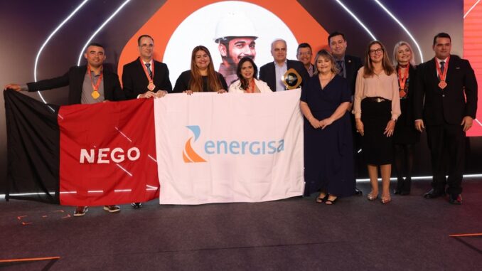 Acompanhado do CEO Ricardo Botelho, ao centro, time da Energisa Paraíba celebra a vitória na categoria "Avaliação pelo Cliente". | Foto: Divulgação Acompanhado do CEO Ricardo Botelho, ao centro, time da Energisa Paraíba celebra a vitória na categoria "Avaliação pelo Cliente". | Foto: Divulgação