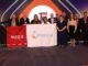 Acompanhado do CEO Ricardo Botelho, ao centro, time da Energisa Paraíba celebra a vitória na categoria "Avaliação pelo Cliente". | Foto: Divulgação